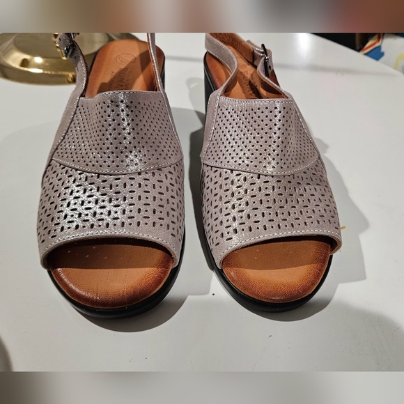 BONAVI Leather Perforated Silver Sling Back Block Heeled Sandal.Size US 7.5 - Picture 5 of 12